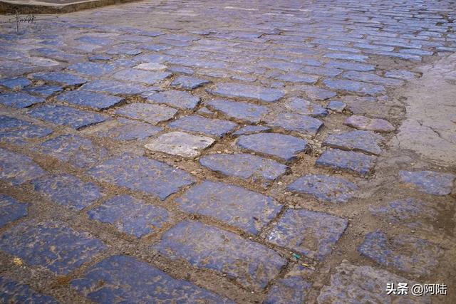 泸沽湖镇的石板路是当地摩梭文化的重要载体,却是众多车友的噩梦