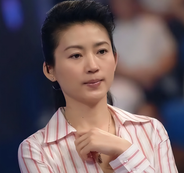 曾为著名央视主持人的王小丫，两次婚姻均未怀孕，如今成普通大妈