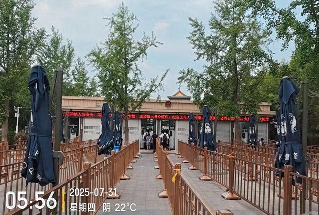 今天上午，天安门毛主席纪念堂前发生的真实场景画面，大家看看吧