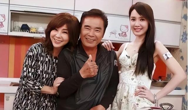“6个老婆”同住一室，每人每月7万零花钱，71岁又娶第七房小娇妻