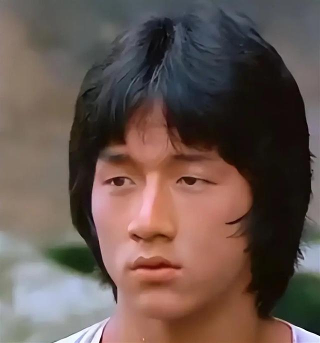 官媒对成龙的称呼变了，三字之差释放强烈信号，王晶的话有人信了