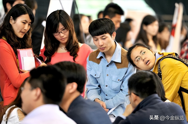 大爷轻松玩回环，年轻人却吊不起？别让久坐悄悄"掏空"你的身体！