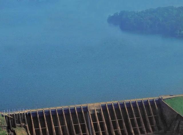 风情满眼秋色中 (杨水河)