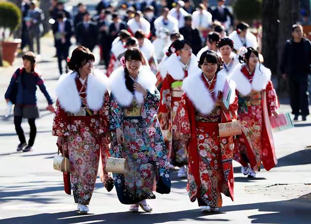 人民战争！日本民调67%支持高市，中国100%取消未来两周中日航班