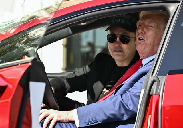 共和党败军之际，马斯克携巨资回归？民主党没想到特朗普可能要赢