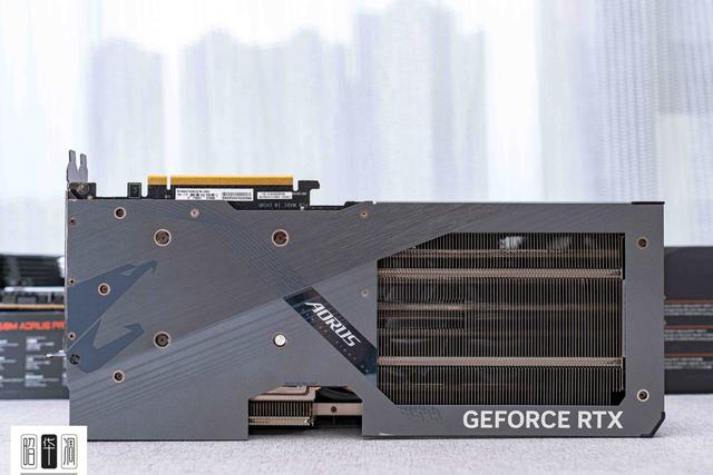 曲面玻璃的通透美学：乔思伯 TK-4 装机实录