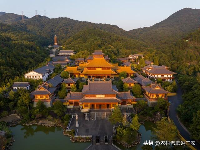金华双龙洞是一处以其独特的地貌和丰富的景观而闻名。
