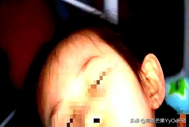火车上“爸爸”带女儿进厕所，30分钟没出来，乘务员开门后怒了