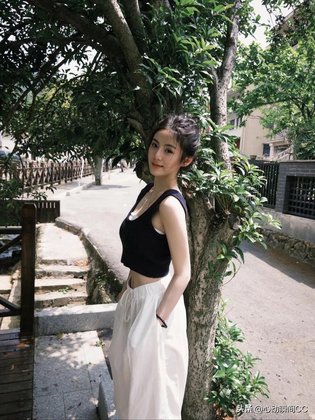 中传校花李乐涵，明眸摄人又有黑天鹅气质，妩媚到让人沦陷！