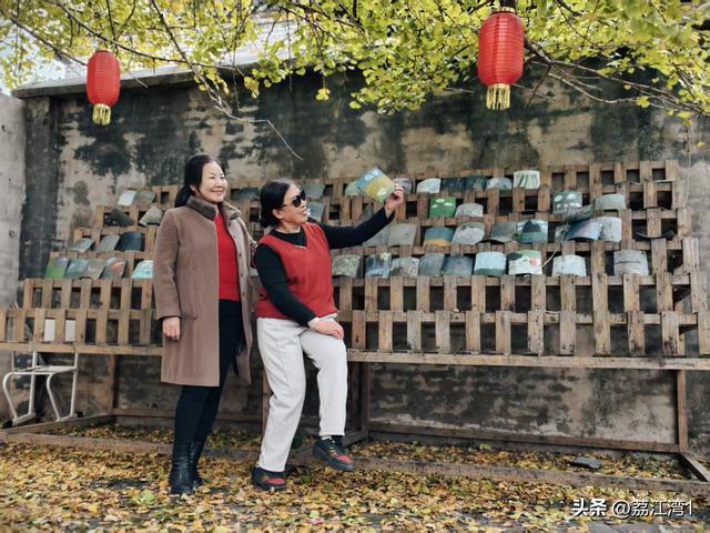 金叶映古村，醉美长岗岭