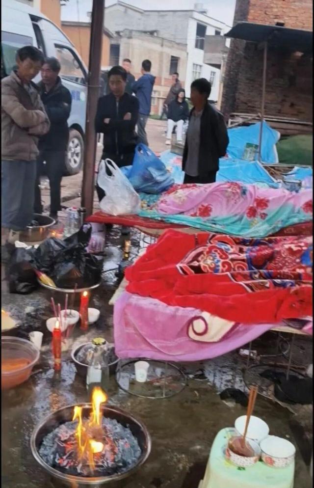 云南昭通一村民家办丧事时围墙倒塌	，竟造成六人身亡！最小的才25岁！