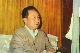 1977年，华国锋突然在会上说：一名大军区司令，硬往黑窟窿里钻！图片