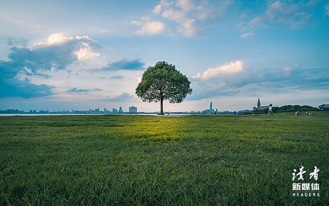 我借给女儿150万买房，女婿每月按时还钱，直到那天我在垃圾桶翻到了一张纸条，瞬间泪目......