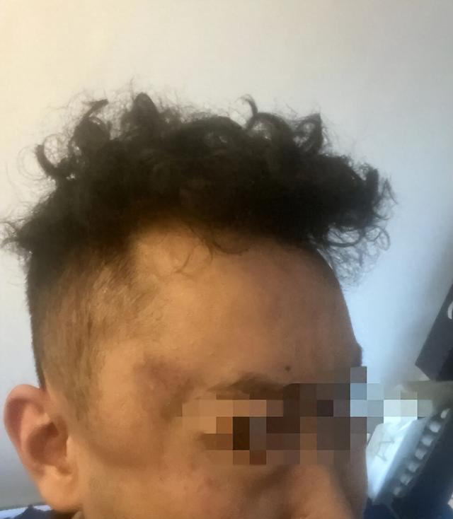 “母亲派出所里遭民警责骂，男子插话后被拖进女厕群殴”后续：涉案民警终获刑