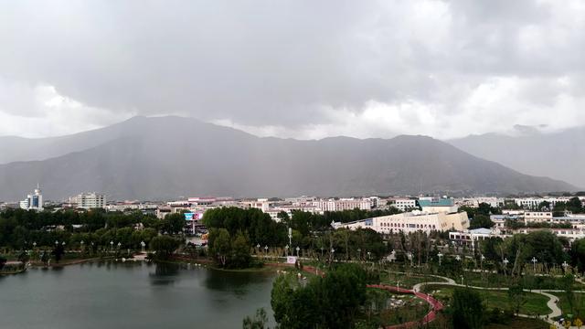 拉萨药王山北面团结公园，今年新竣工开放，雨中漫步眺望布达拉宫