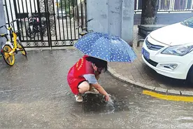 风雨中的守护——直击奋战在防汛一线的社区工作者图片