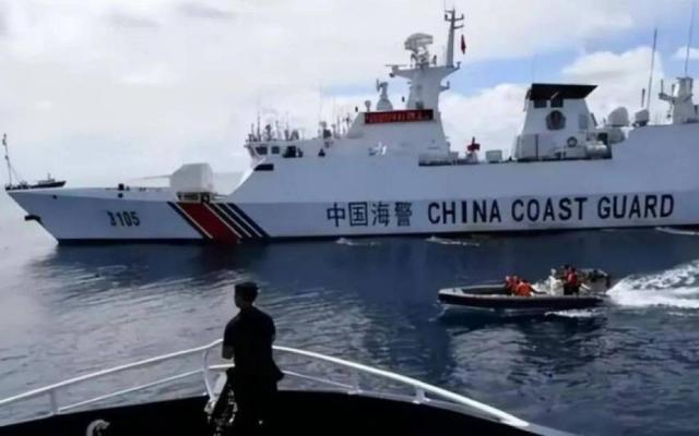 南海迎来不速之客！菲律宾35艘船包围黄岩岛，中国海警火速行动，马科斯反问中方一句话