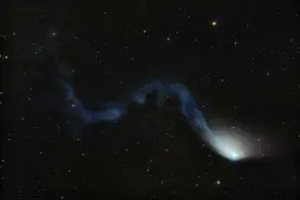 诡异！一颗彗星以“Z”字形穿过天空，如何解释？图片