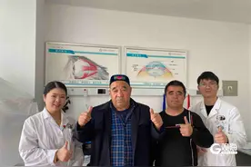 “青岛，亚克西！”75岁新疆患者跨越2000公里来青求医重获光明图片