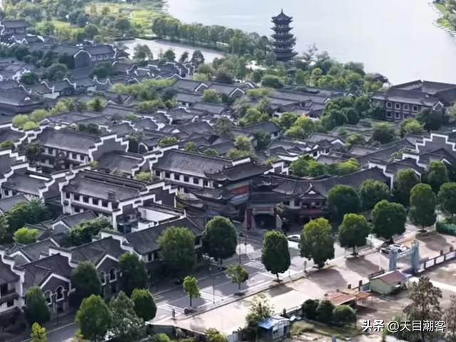 耗资50亿打造“世外桃源”古镇，如今已成为一座被遗弃的文化空城