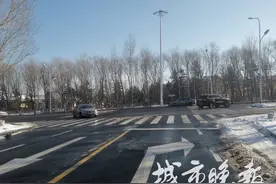 市民希望长春此路口取消禁止左转栏杆，设信号灯图片