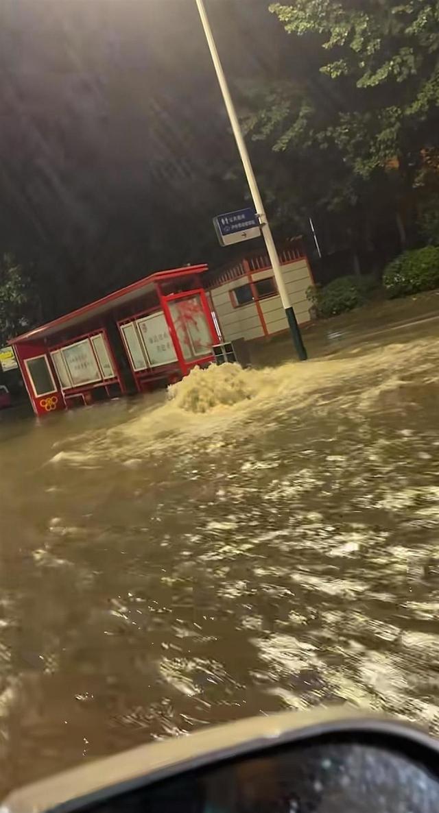 山东潍坊突发暴雨多处渍水有车辆被淹，有幼儿园通知停课，一男子驾驶牧马人连救5辆车