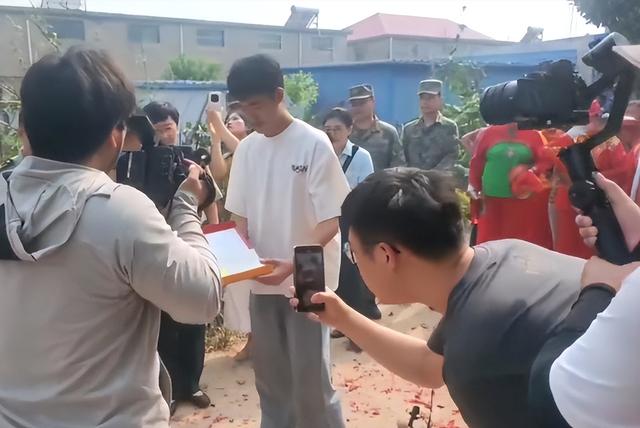 江苏考生被火箭军大学录取，多名领导送通知书，母亲眼神惹人心酸
