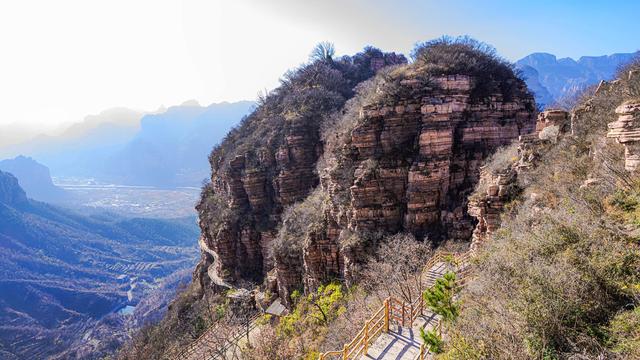 游东太行，望群山 ，感悟‘云海翻腾走龙蛇，绝壁生辉见奇峰’