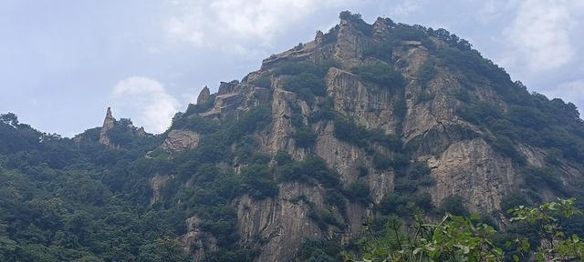 湖光山色，碧波微澜下的翠华山山崩奇观