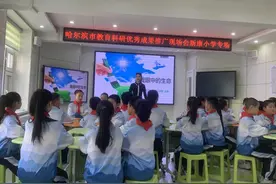 AI老师绘画作诗、A4纸画出父母年龄……哈尔滨市这场生命体验课超赞图片