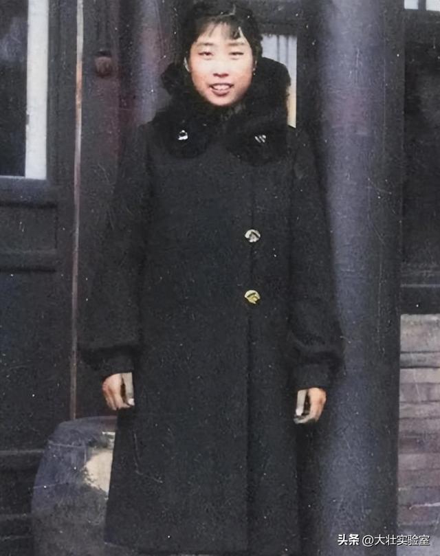 王光美有多美？1940年王光美在大学留影，19岁气质出众