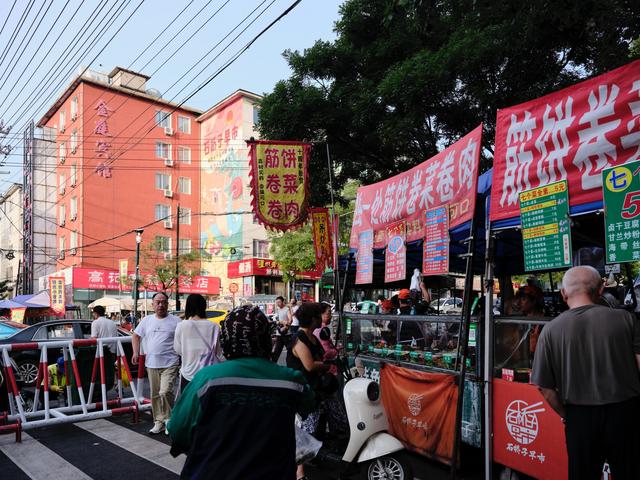 锦州石桥子早市，汇聚了1000多家摊位，被誉为“亚洲第一大早市”