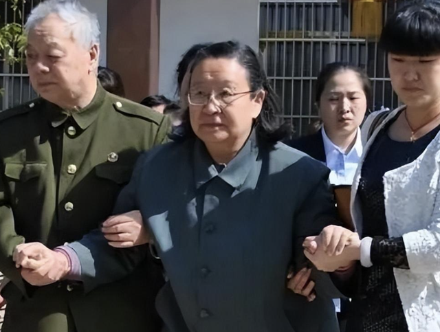 这是李讷晚年和丈夫吃饭的珍贵照片，非常朴素节俭，跟老百姓一样