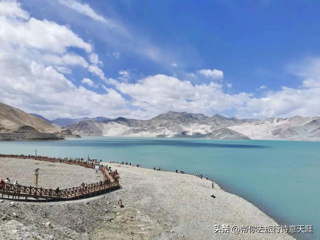 帕米尔高原上的雪峰平湖风光