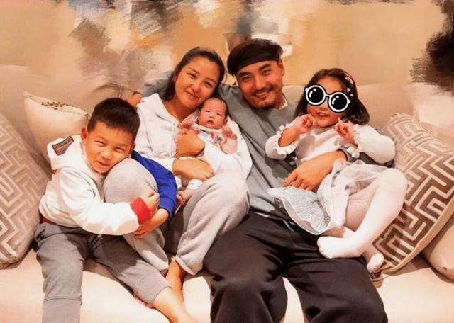 39岁何洁不忍直视，腋下勒出副乳肚子三层肉，要养4个娃操劳疲惫