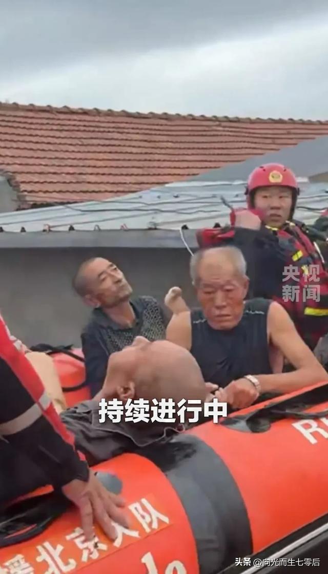 实拍北京暴雨中的地铁站出口