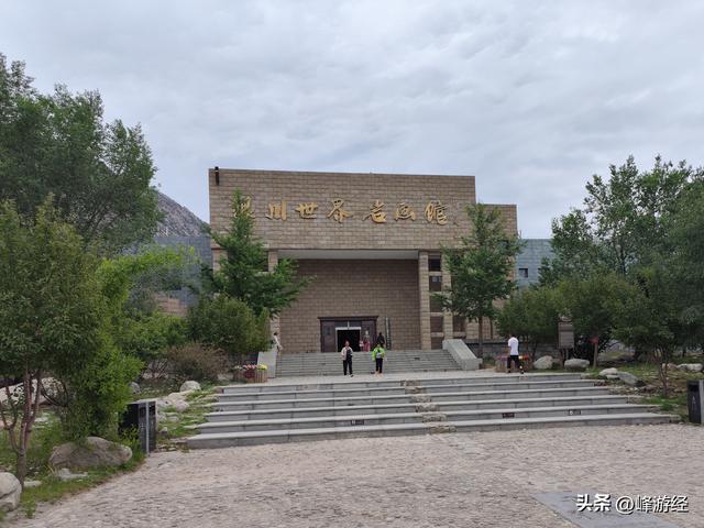 贺兰山看岩画，并没有想象中的宏大，豁了口深处竟遇瀑布飞流