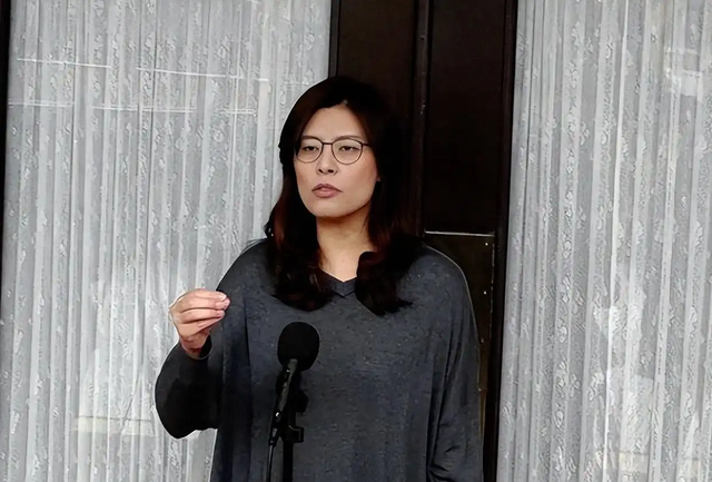 郑丽文不装了？国台办回应武统后，郑丽文宣称：绝不放弃武力保台