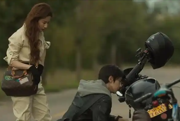 拍吻戏有生理反应怎么办？刘亦菲回应令人脸红，普通人很难做到！