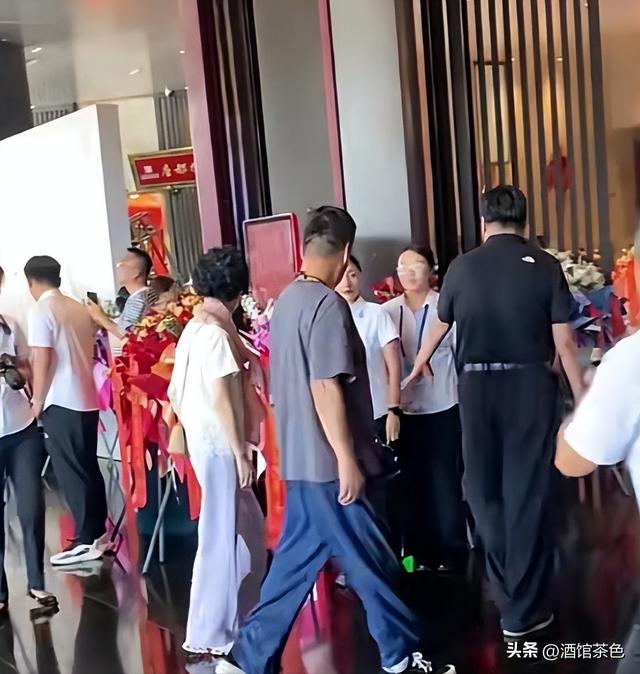 阎维文妻子现状：66岁驼背苍老瘦成皮包骨，夫妻差1岁像两代人