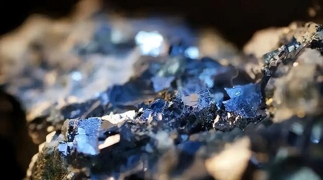 荷兰光刻机靠华稀土，却帮美卡中脖子！忘了40年前被中国精准反制