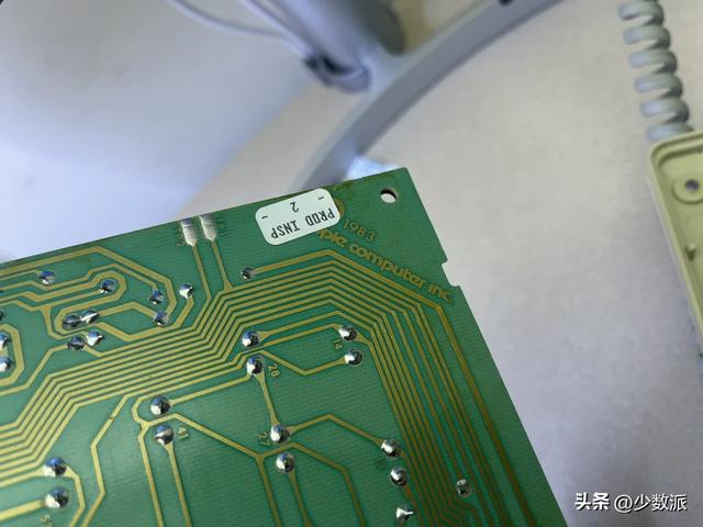 99 刀买到一把 40 年前的苹果键盘，它竟成了我 2025 年的「码字神器」