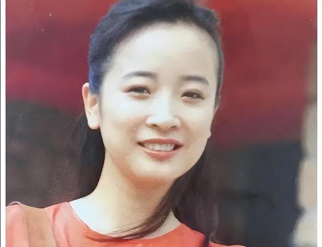 她是国家一级女演员，多次给坐轮椅丈戴绿帽，如今儿子也是演员