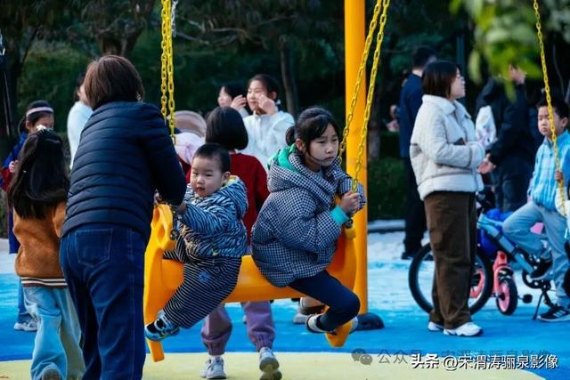 陕西渭南：天晴了 高新区时代广场秋色盎然