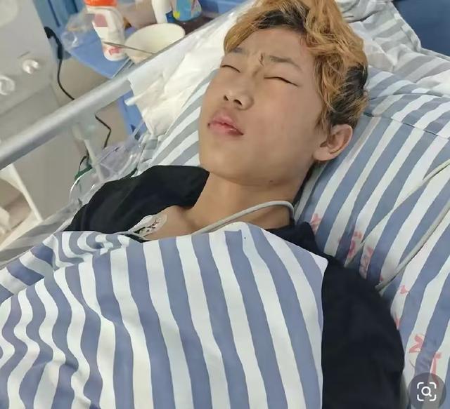 四川17岁男孩陆俊风去世，因感情问题走极端，妈妈拒见他最后一面