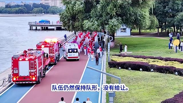 祸害！暴走团逼停救护车，团主强硬回怼，网友：停他们退休金！