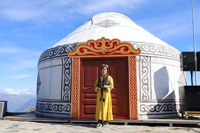 登上新疆云霄峰，一览四国景！