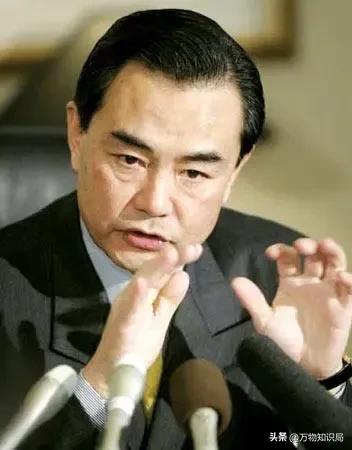 “外交男神”王毅年轻旧照，与妻子罕见同框，岳父曾是周总理秘书