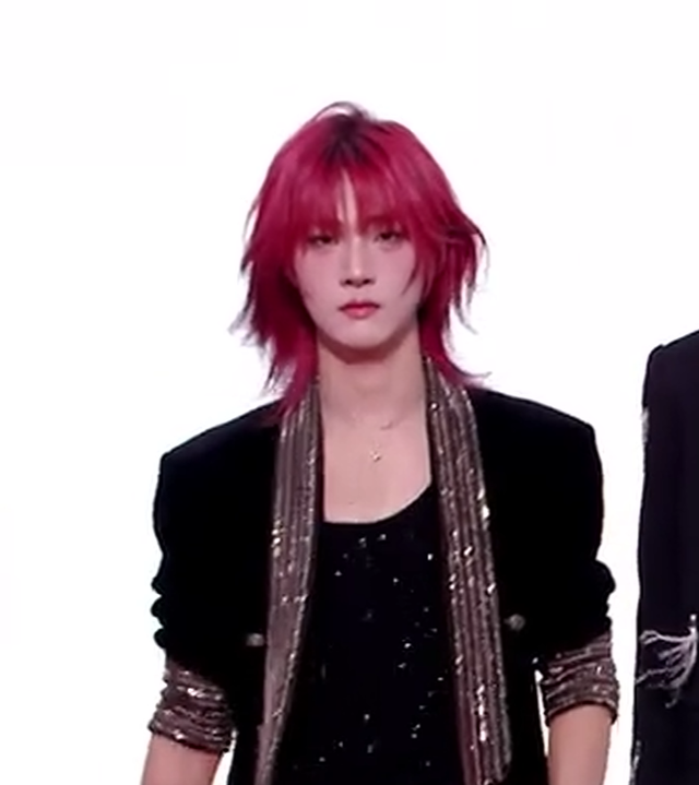 海南红毯好俗，毛晓彤挤出副乳，张萌深V不怕走光	，宋茜胸骨凸出