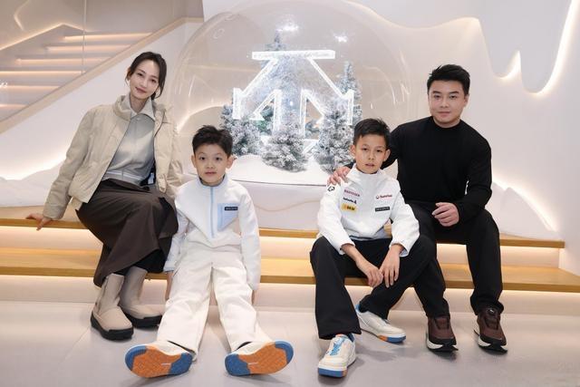 王皓不上班好年轻！两儿子神复制爸妈颜值